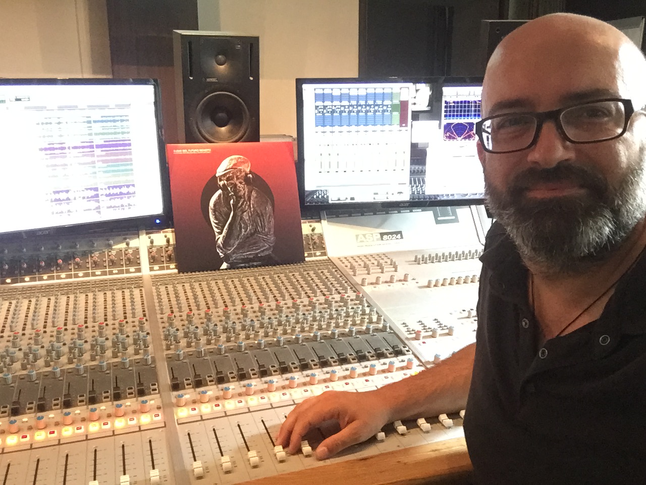 Mauro Loggia al mixer analogico professionale durante una sessione di mix