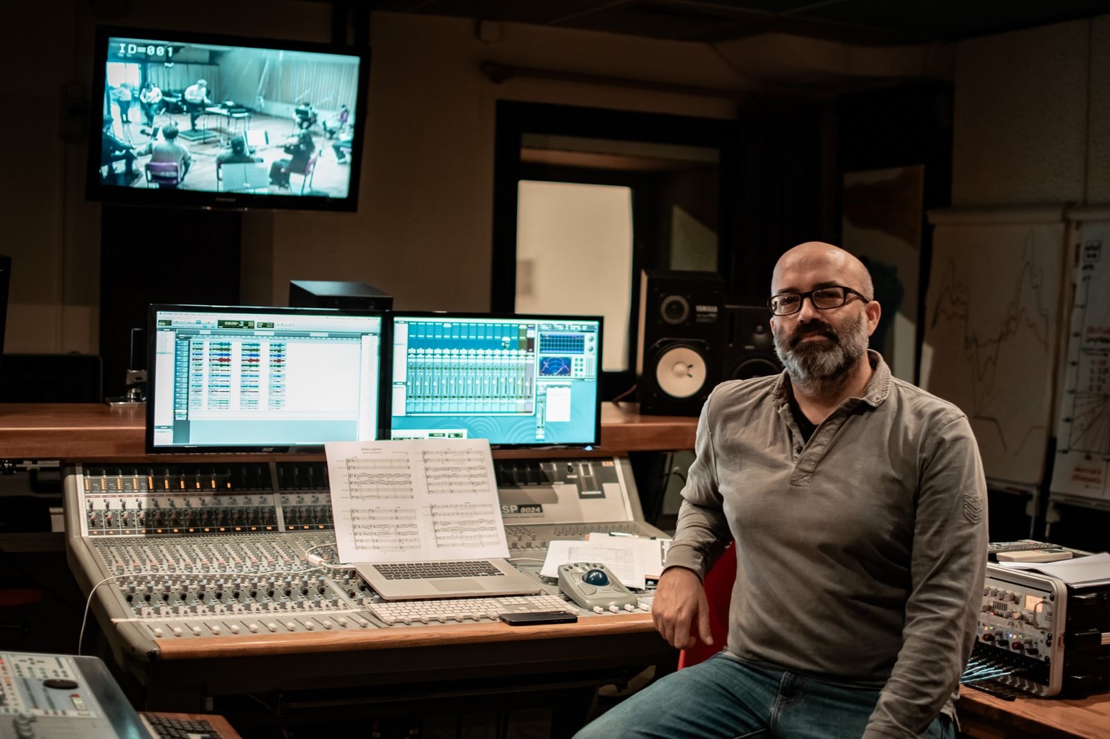 Mauro Loggia al mixer in studio di registrazione professionale